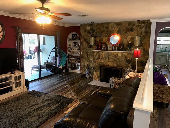 Large family rm w/ fireplace