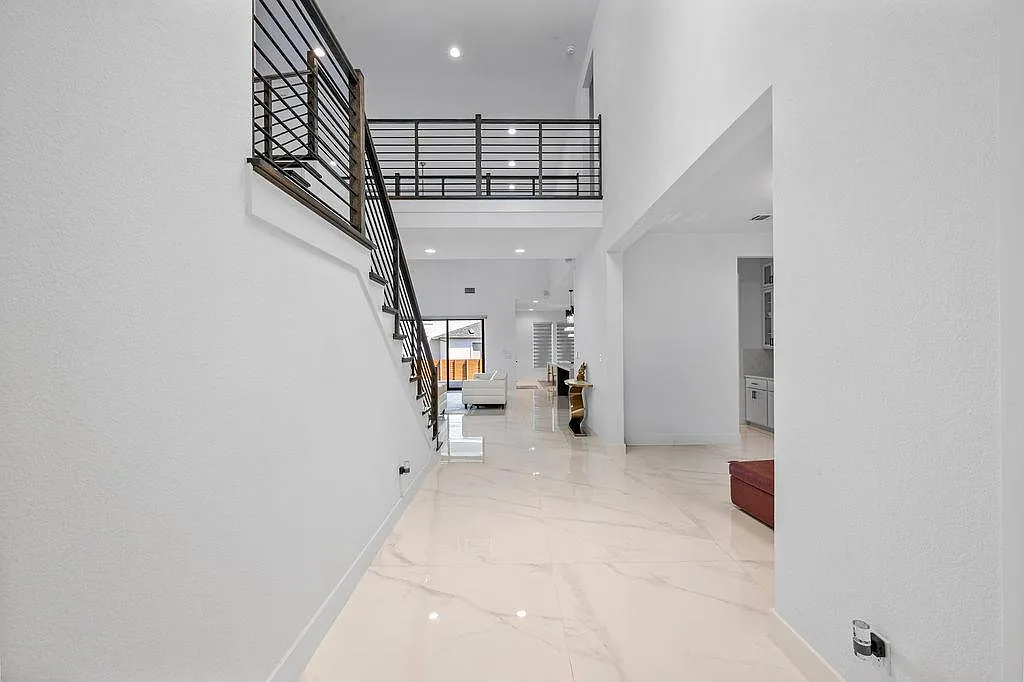 5 bed, 5.5 bath, 4871 sqft, $4,800 — Photo 3