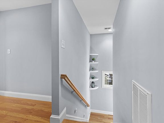 4th image of 40 Catherine St #2