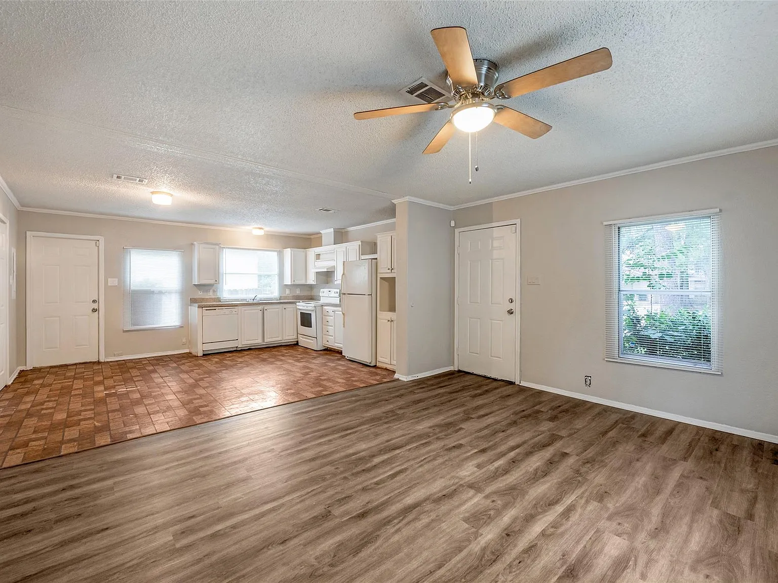 3 bed, 2.0 bath, 1080 sqft, $1,400 — Photo 4