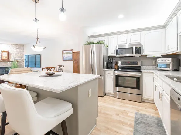 N16W26553 Conservancy DRIVE #C, Pewaukee, WI 53072