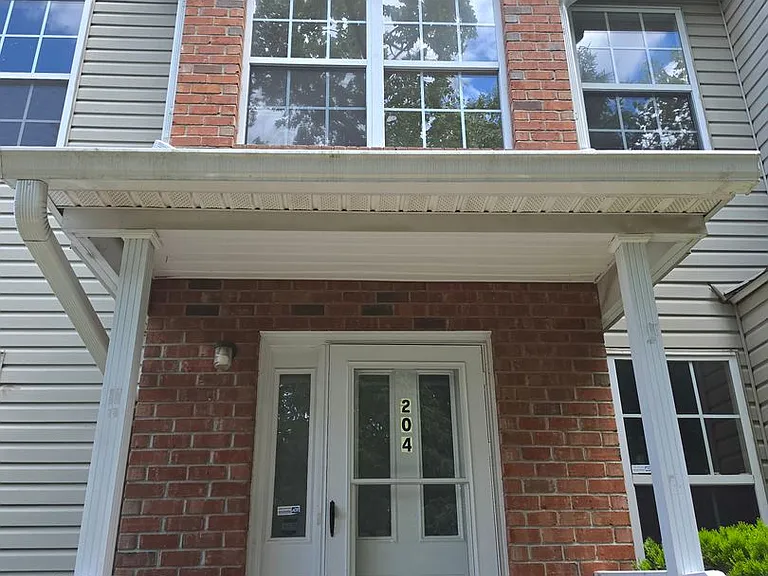 204 Barclay Ct — Photo 1