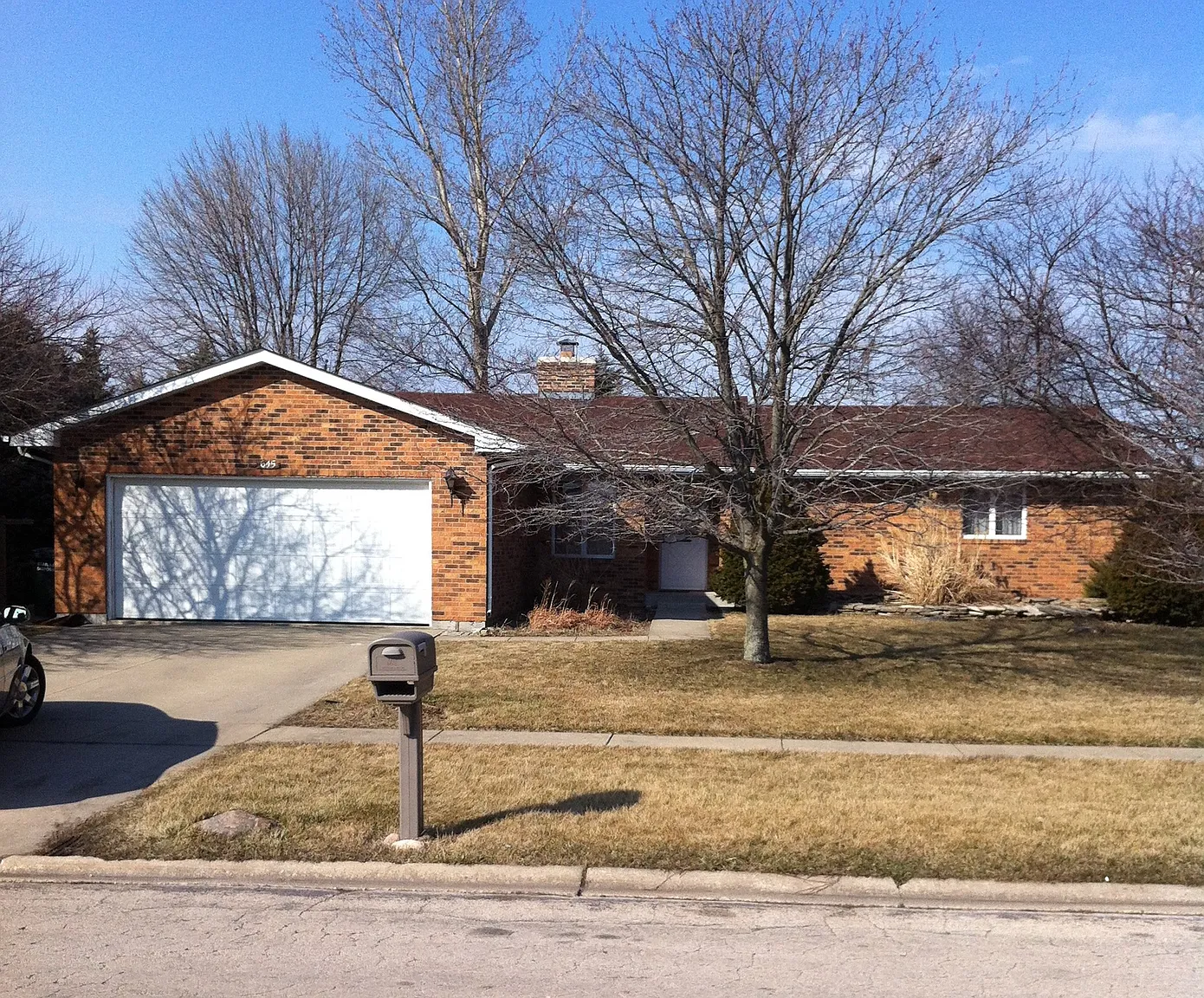 645 W Oak St photo 1