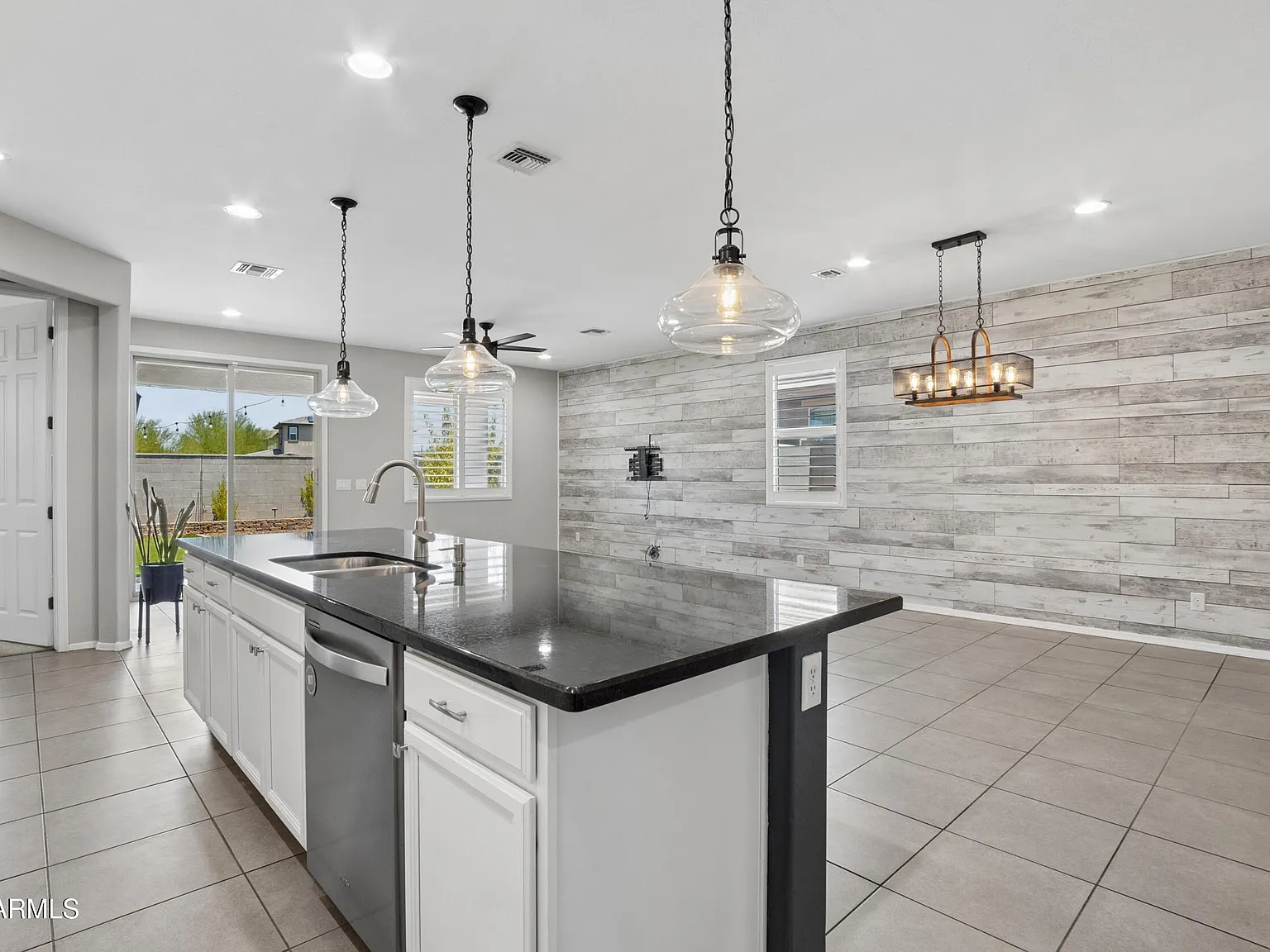 4 bed, 2.0 bath, 1907 sqft, $2,200 — Photo 1