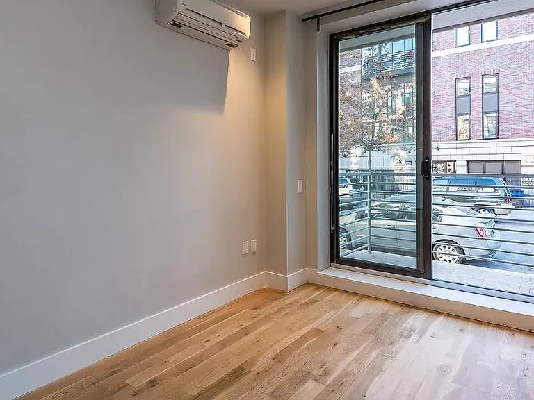 185 Leonard St #1A — Photo 6