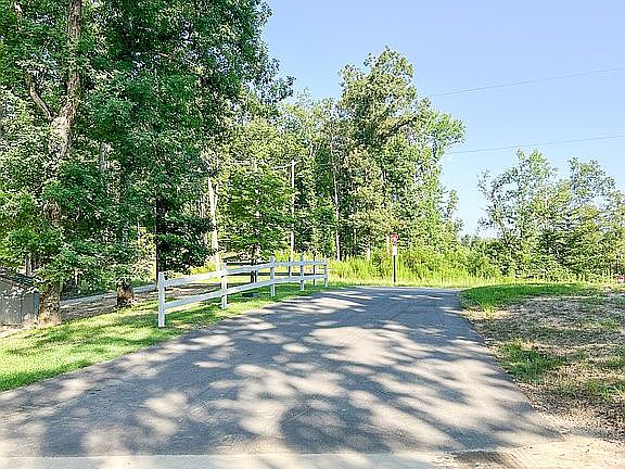 3rd image of 10236 Lewis Spur