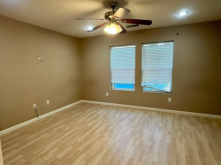 240 N Van Ness Ave — Photo 14