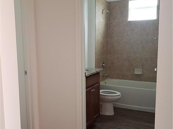 3rd image of 1053 Jackson Ct