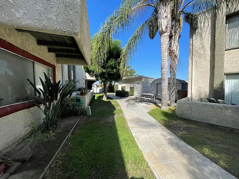 401 Beach Blvd - El Pueblo Apartments — Photo 3