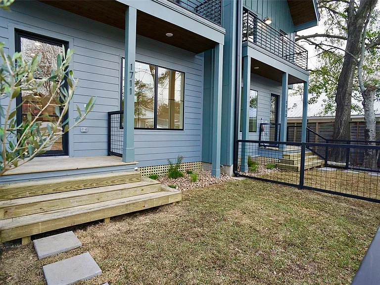 1711 Summer St — Photo 2