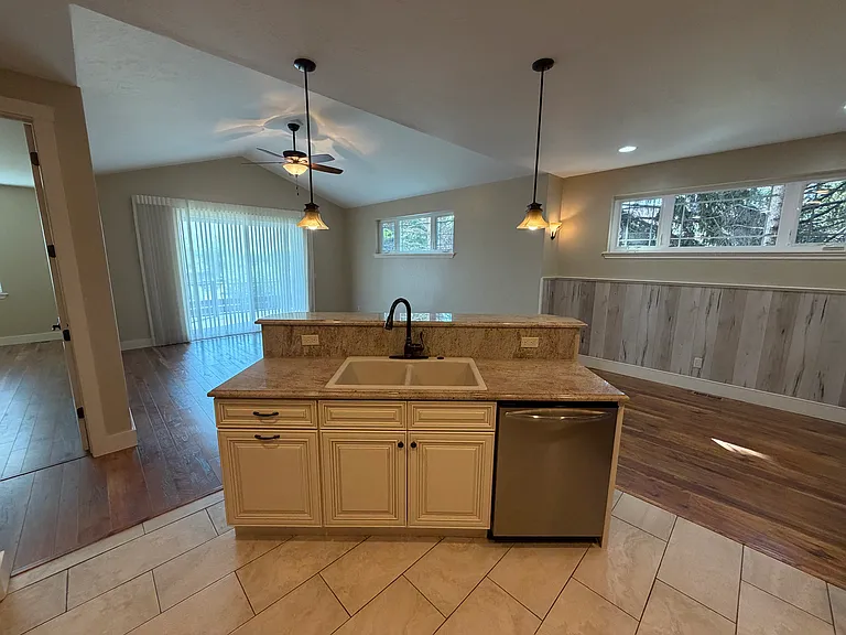 815 Parkway Dr — Photo 6