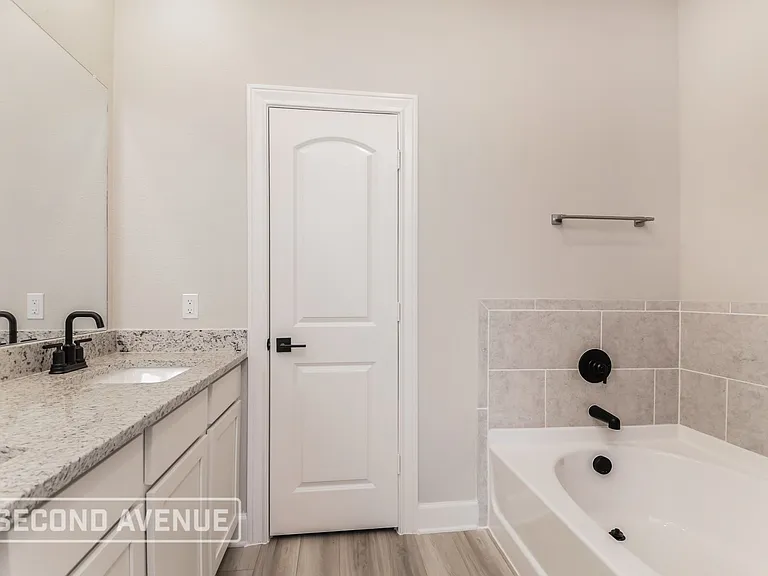 2121 Meadow Dr — Photo 4