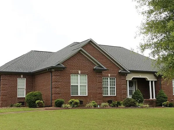 56 Countryside Dr, Lexington, TN 38351