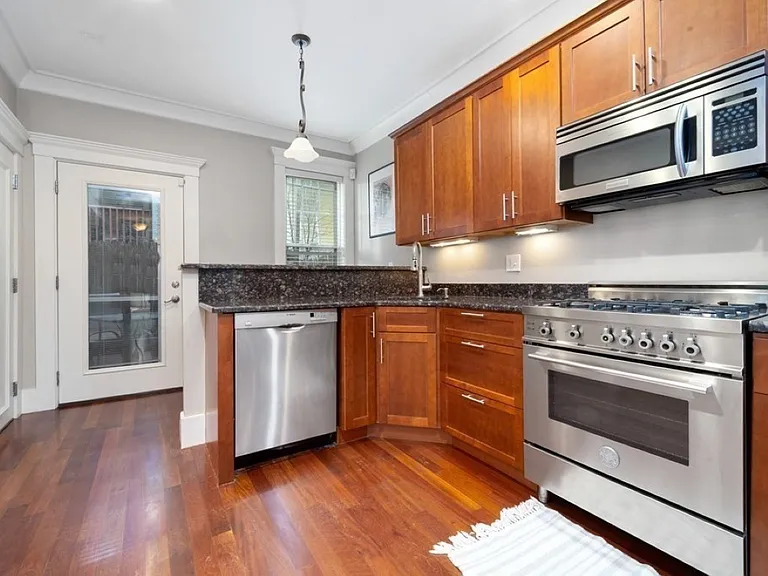 446 E 6th St #1 — Photo 5