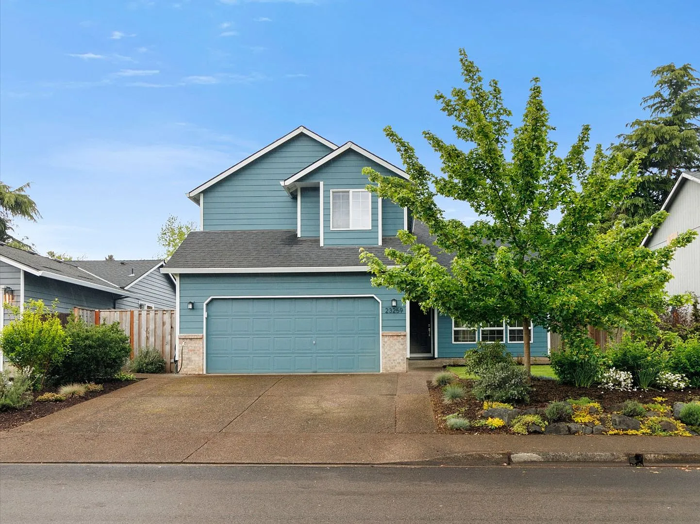 Beautiful Modern Home with Large Back Yard — Photo 3
