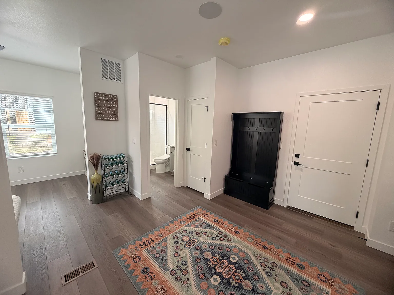 5 bed, 2233 sqft, $3,200 — Photo 3