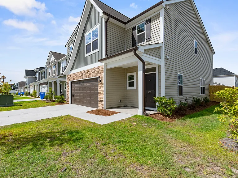 837 Peony Ln — Photo 3