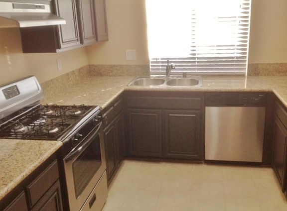 4th image of 719 W Avenue H2