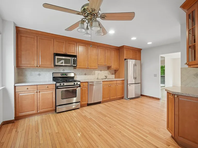 38 Park St #25H — Photo 2