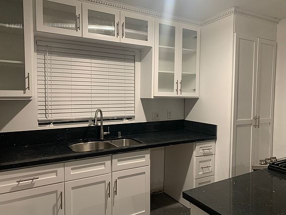 3rd image of 1105 S Barrington Ave APT 3