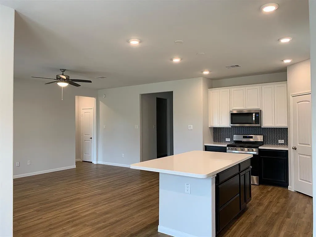 3 bed, 2.0 bath, 1627 sqft, $2,150 — Photo 3