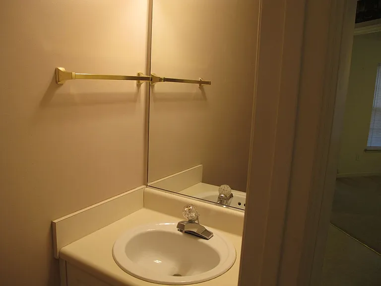 600 Surrey Ln — Photo 13