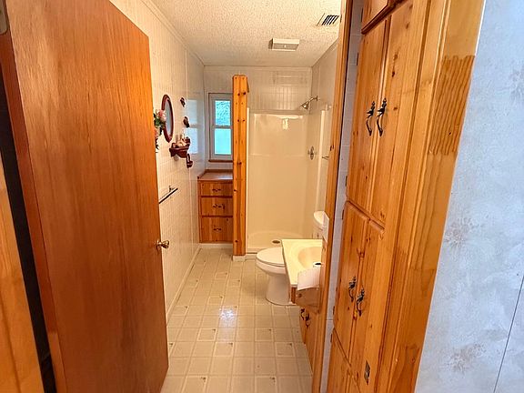Hallway bathroom, big enough with a lot of gabinetes.