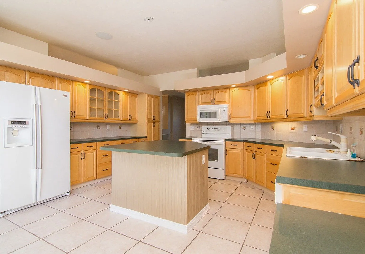 3 bed, 2.0 bath, 2588 sqft, $3,195 — Photo 3
