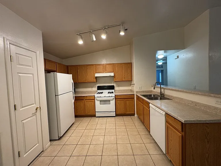 3188 Copper Pointe Dr — Photo 5