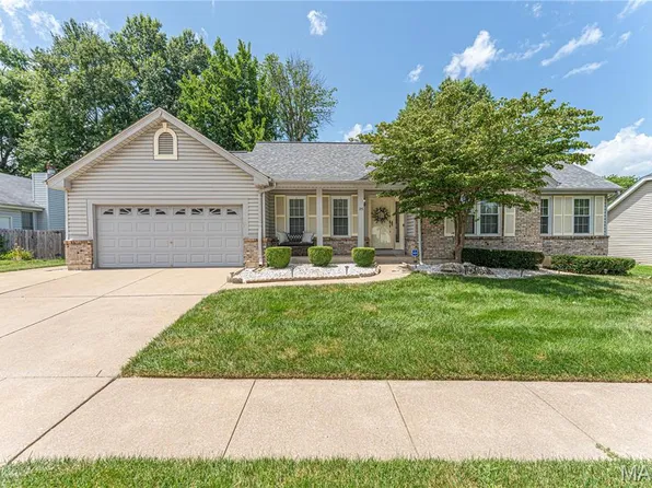 25 Beaujolais Dr, Florissant, MO 63031