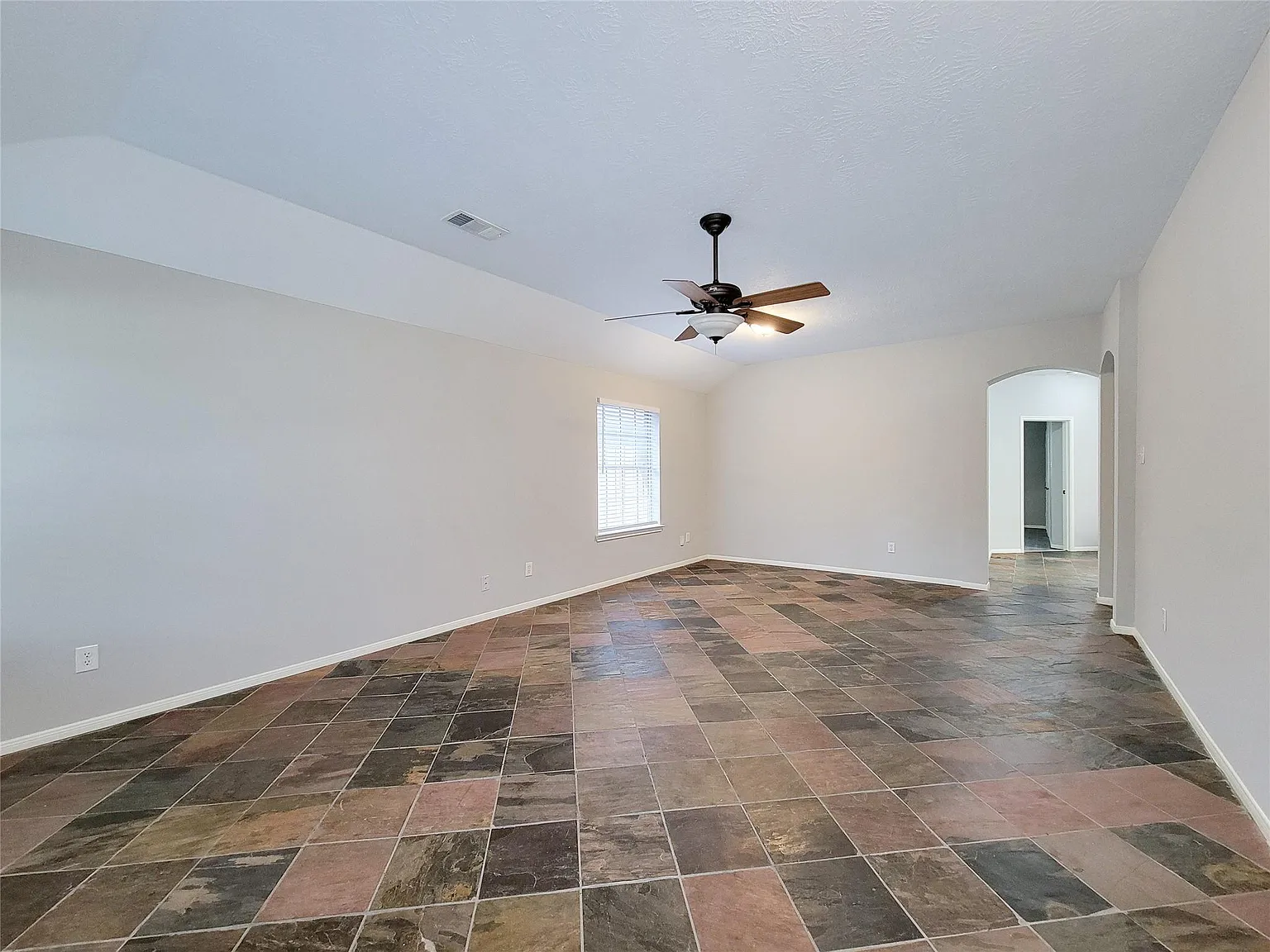 3 bed, 2.0 bath, 1935 sqft, $2,200 — Photo 2