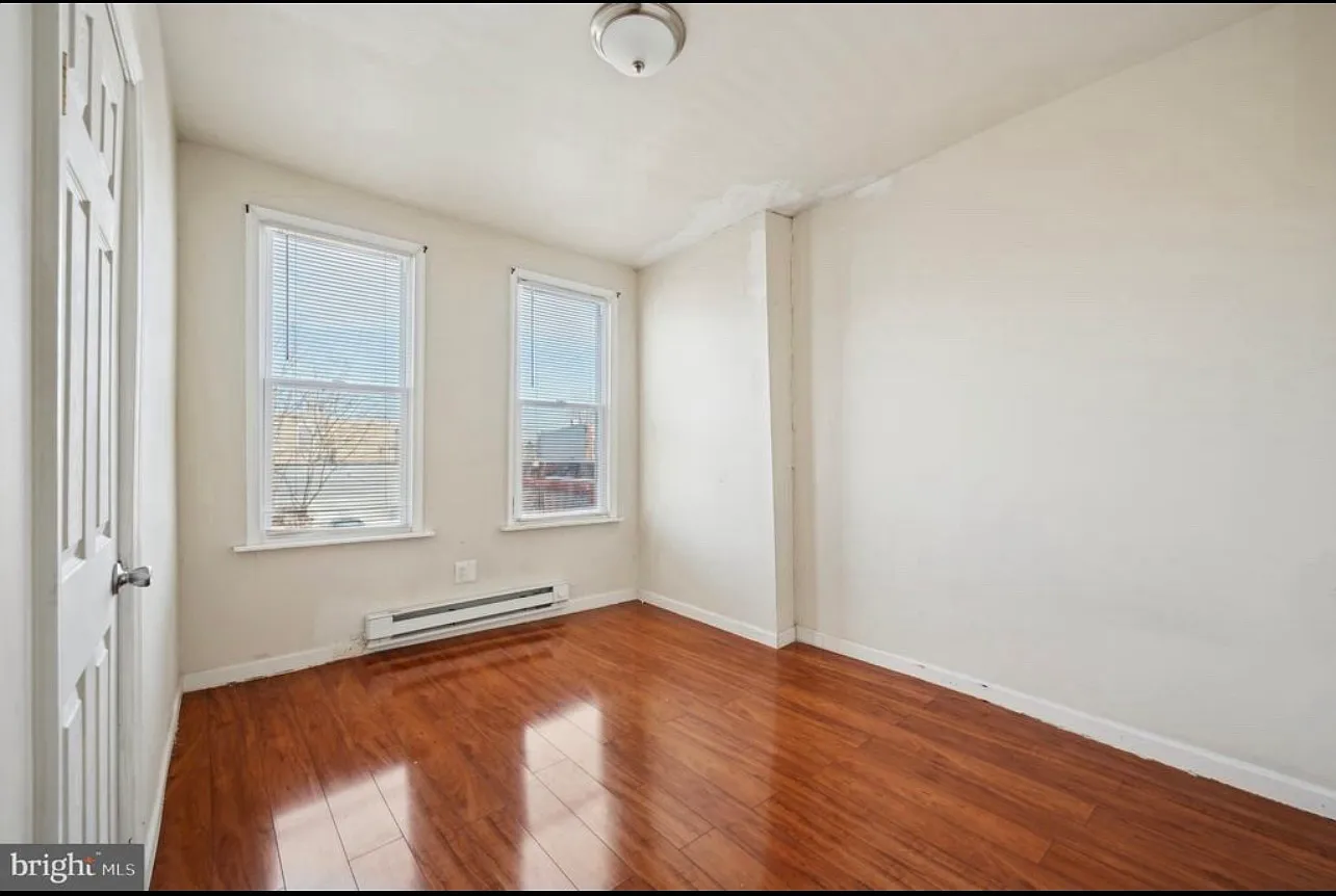 1043 W Russell St — Photo 2