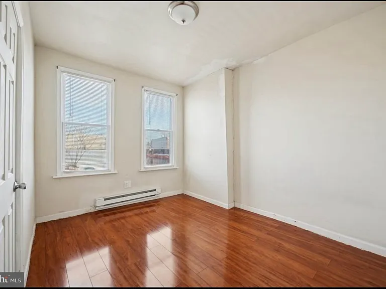 1043 W Russell St — Photo 2