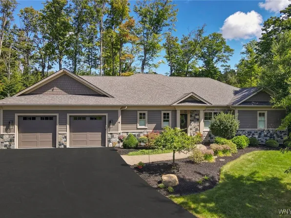 4 Woodshire Ct, Orchard Park, NY 14127