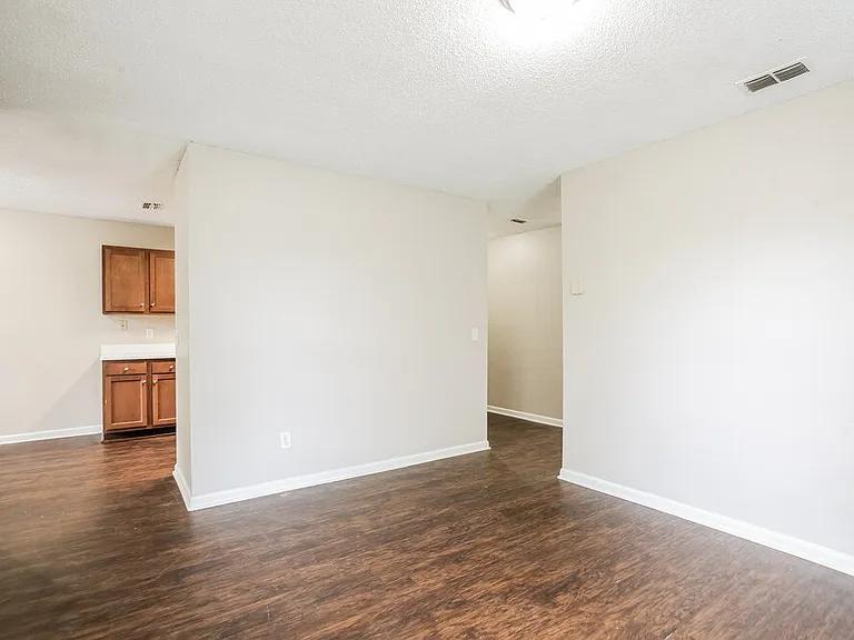 1529 Spearing St — Photo 5