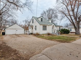 1306 8th St, Wamego, KS 66547
