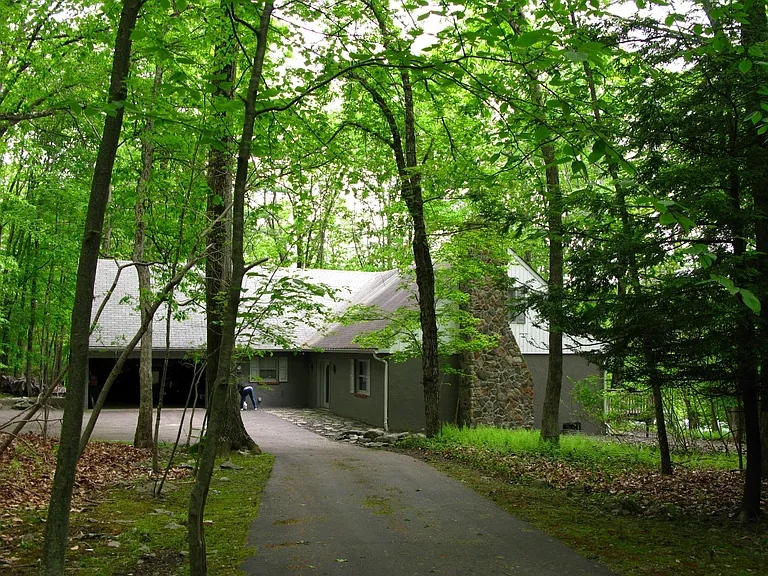 392 Hallowood Dr — Photo 2