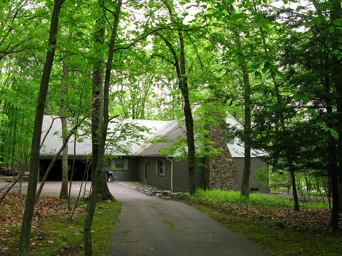 Building Photo - 392 Hallowood Dr