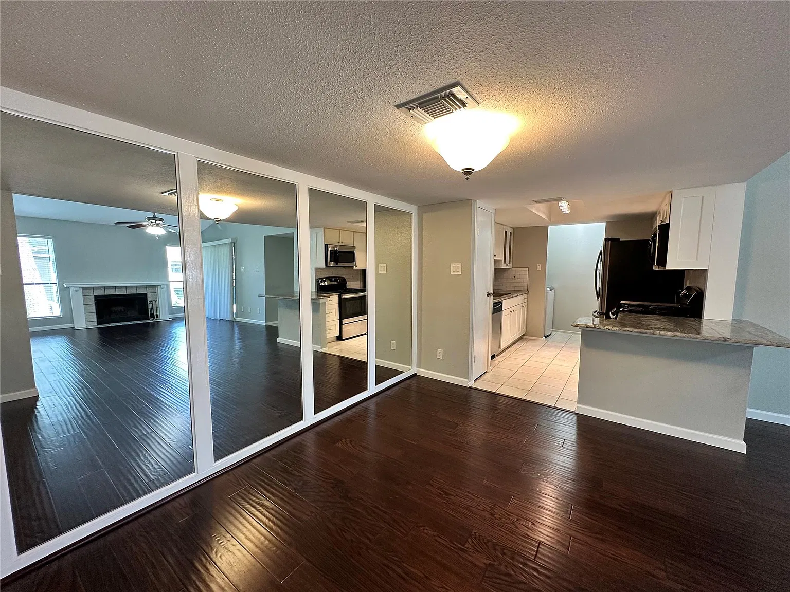 2 bed, 2.0 bath, 1132 sqft, $1,400 — Photo 3
