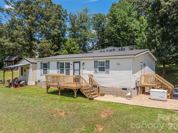 40 Farmstead Rd, Leicester, NC 28748
