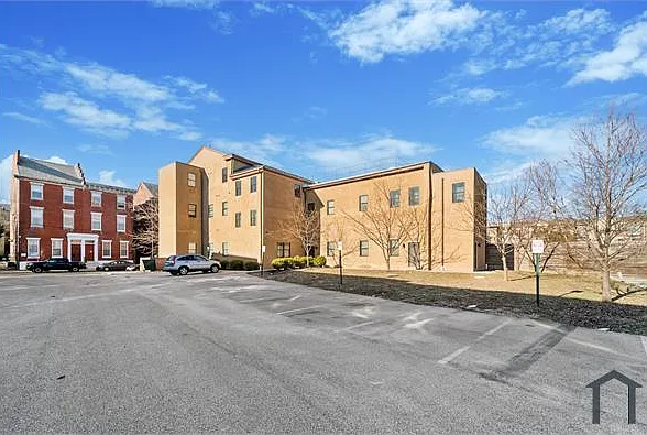 3 bed, 1000 sqft, $1,800 — Photo 2