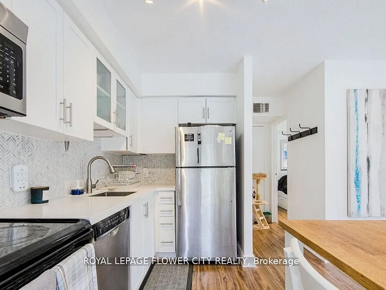 34 Western Battery Rd #423 — Photo 8
