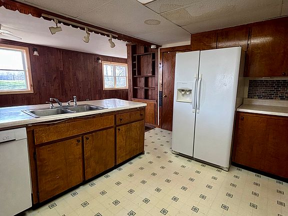 5th image of 3482 Pond Rd #1