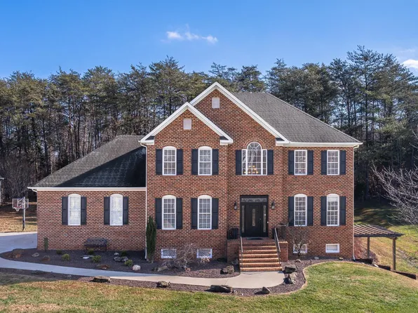 1102 Walkers Crossing Dr, Forest, VA 24551