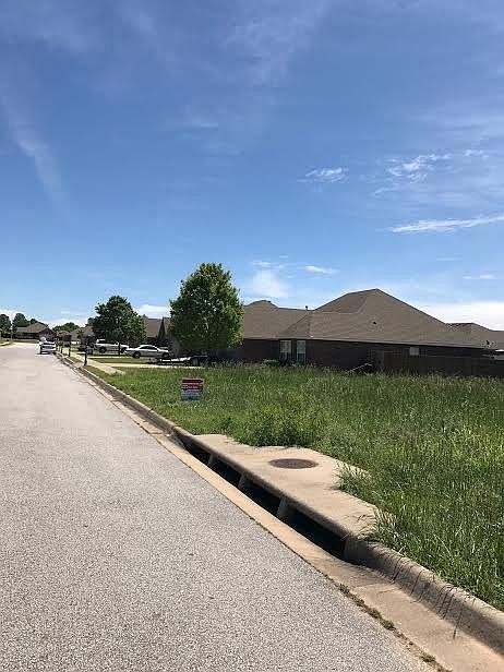 2nd image of 202 E Bonnie Ln