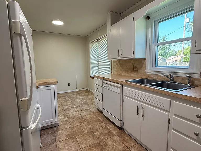 2207 S Volutsia Ave — Photo 12