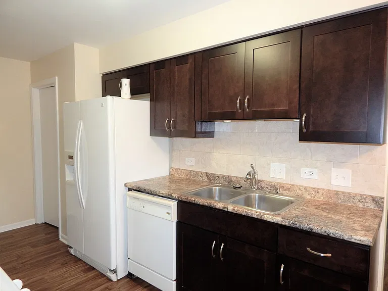 214 Redwood Ct — Photo 3