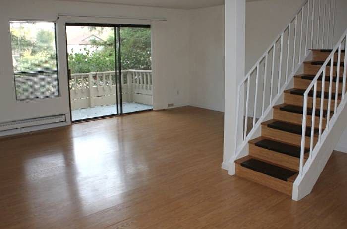Living Room / Balcony