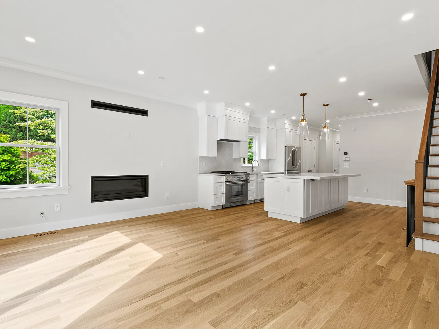 4 bed, 4.5 bath, 2837 sqft, $12,750 — Photo 2