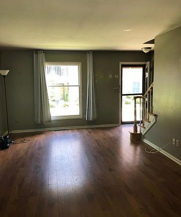 4th image of 984 Chatham Ln